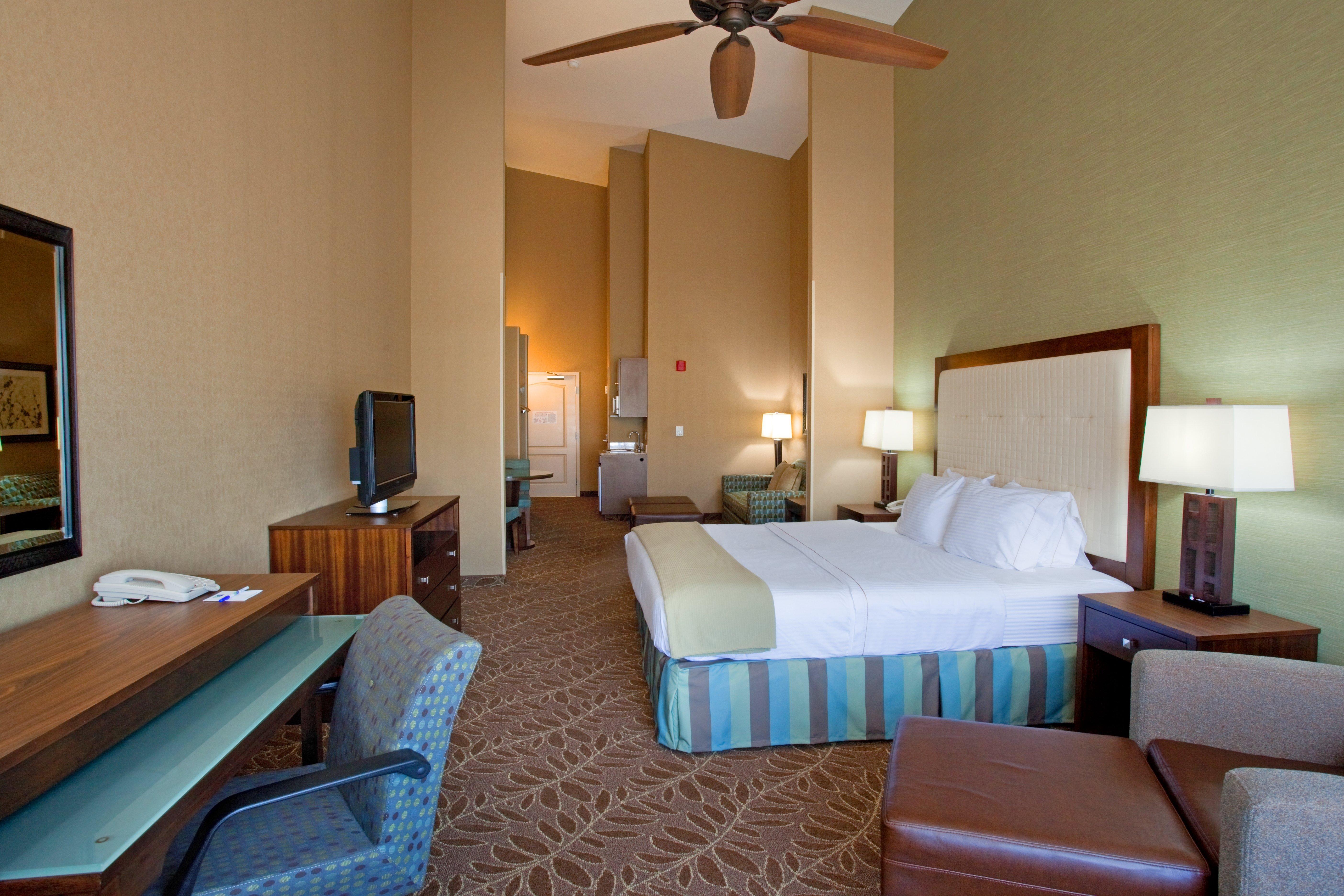 Holiday Inn Express & Suites Logan By Ihg Extérieur photo